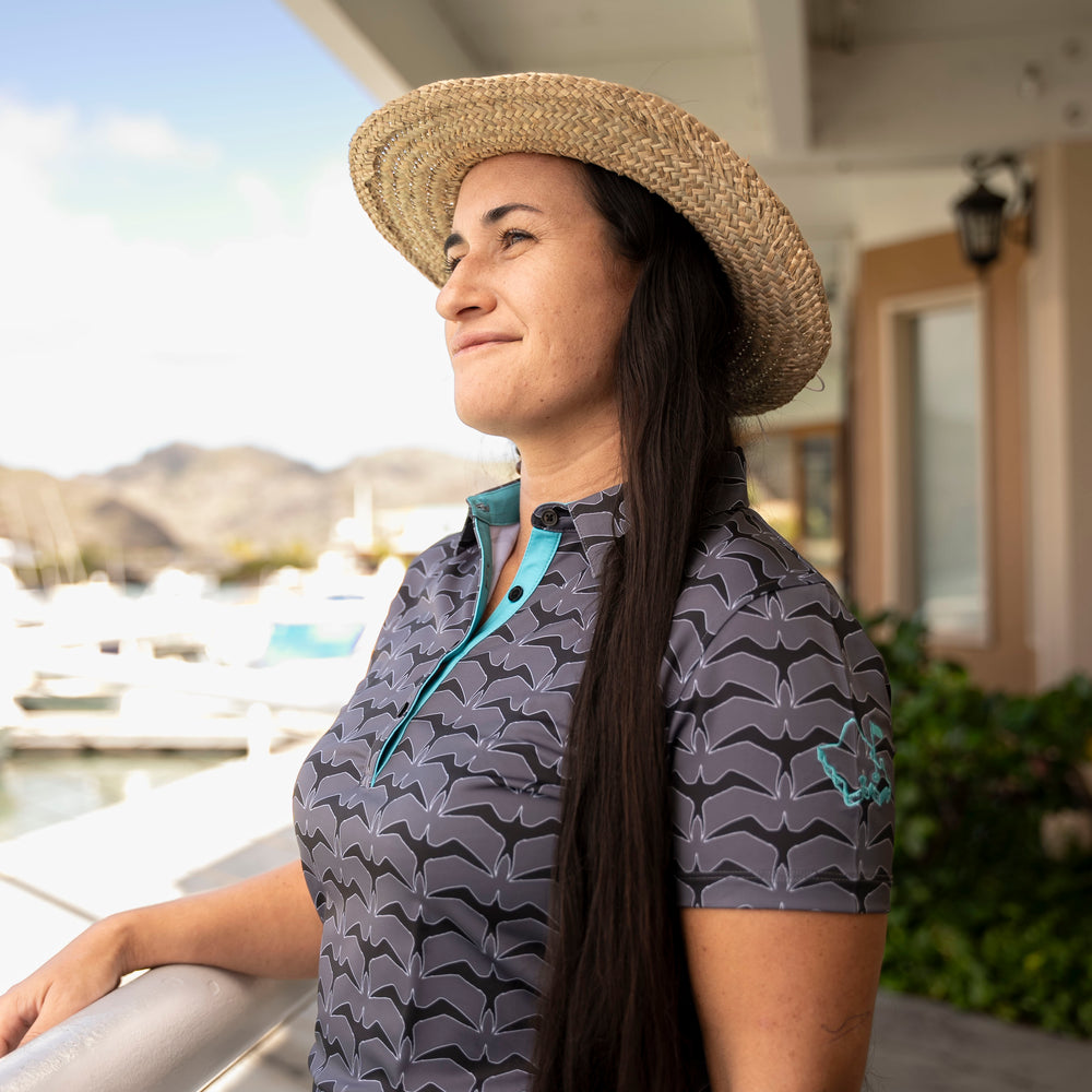 "Iwa Flock" Onyx Shadow - OGA Women's Polo - Graphite / Onyx